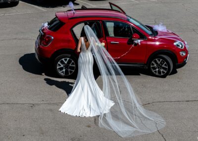 Sposa che sale in auto